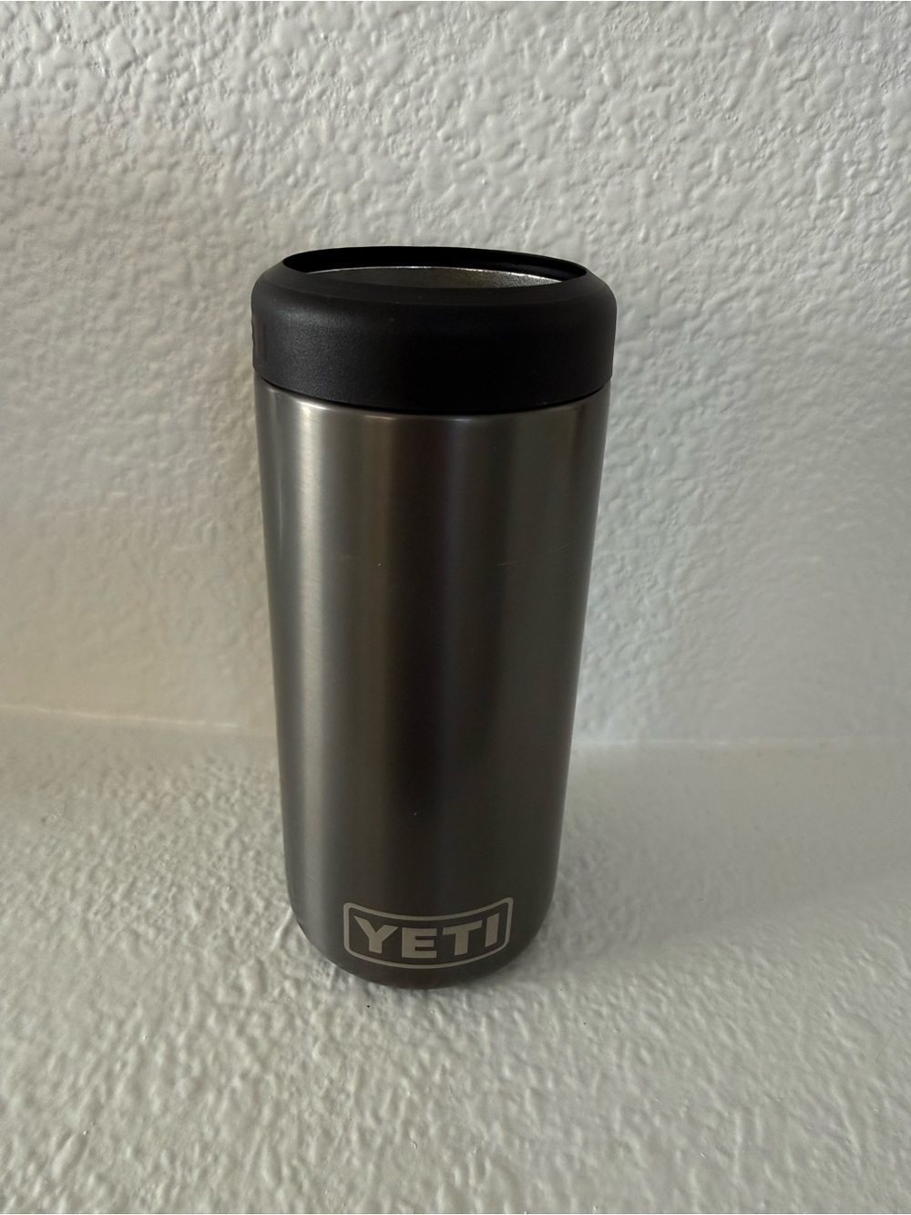 YETI - 12 oz Rambler Slim Can Cooler in Dark Gray